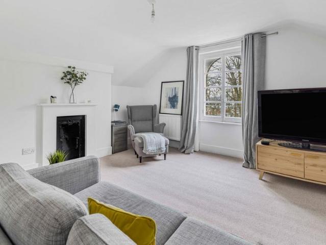 Flat for sale in London Borough of Croydon, Waddon