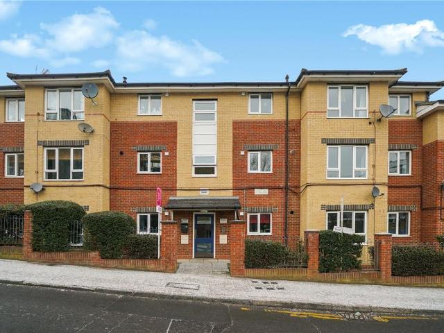 Flat for sale in Roehampton, Greater London