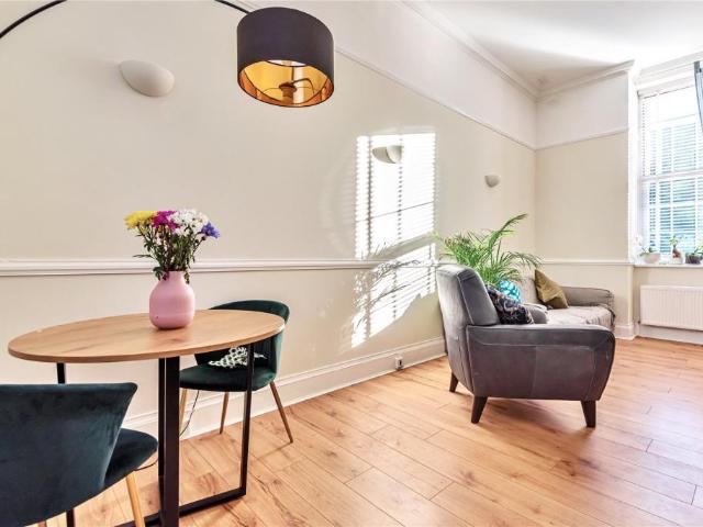 Flat for sale in Caterham on the Hill, Hillview