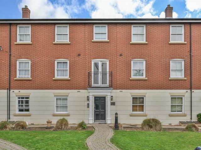 Flat for sale in Navestock Side, Essex