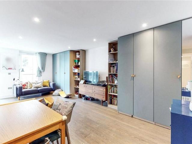 Flat for sale in Hoxton, Greater London