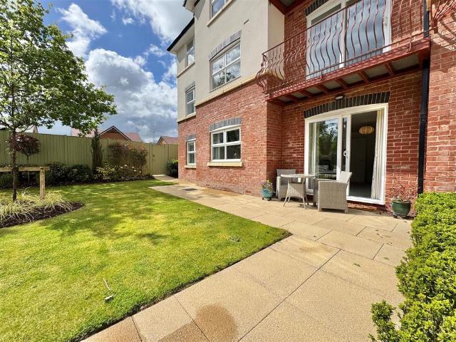 Flat for sale in Handforth