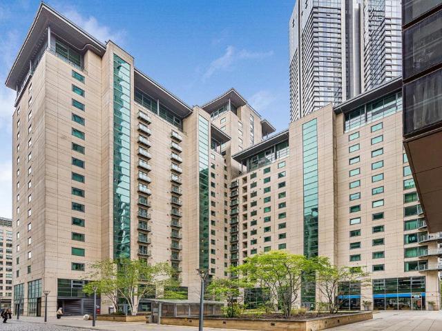 Flat for sale in Isle Of Dogs, Greater London