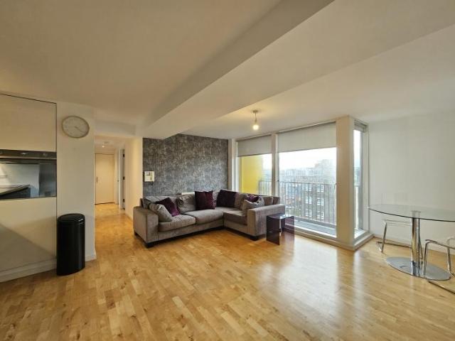 Flat for sale in Richmond Hill, West Yorkshire