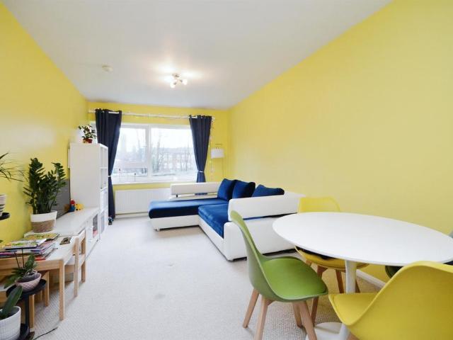 Flat for sale in Pilgrims' Hatch, Brentwood