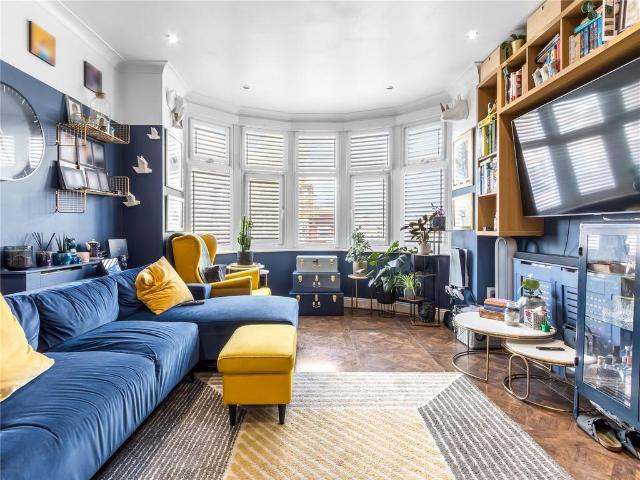 Flat for sale in Bowes, Greater London