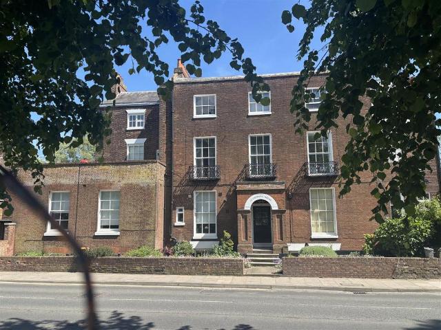 Flat for sale in The King's Mile, The Bridge