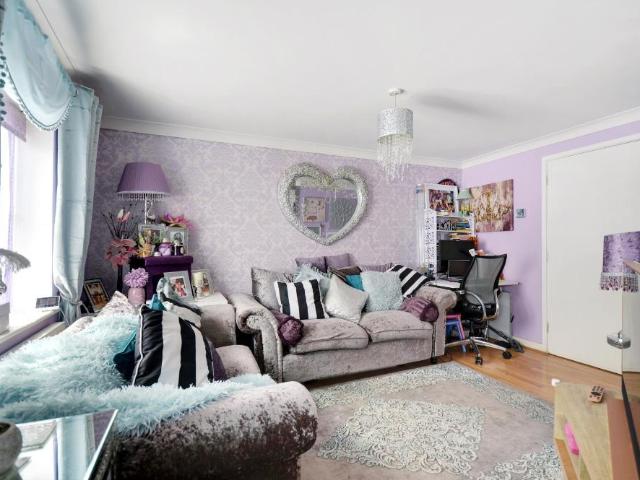 Flat for sale in London Borough of Ealing, Greater London