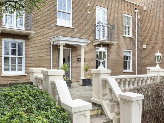 Flat for sale in Ivy Chimneys, Epping