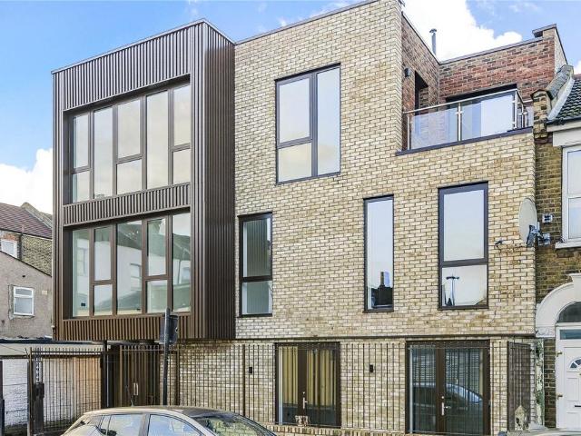 Flat for sale in Manor Park, Greater London