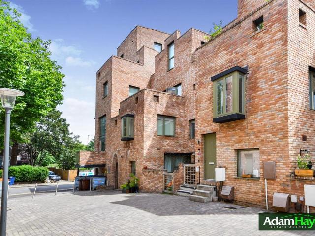 Flat for sale in Temple Fortune, Greater London