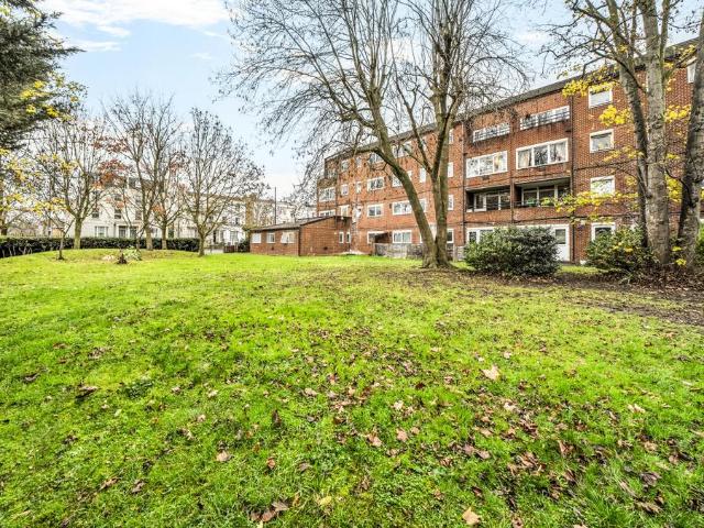 Flat for sale in Shepherd's Bush, Greater London