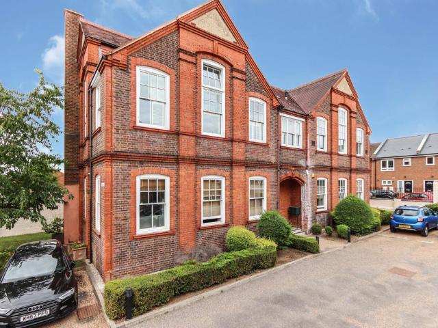 Flat for sale in North Watford