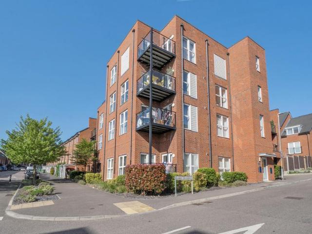 Flat for sale in Monks Orchard, Kent