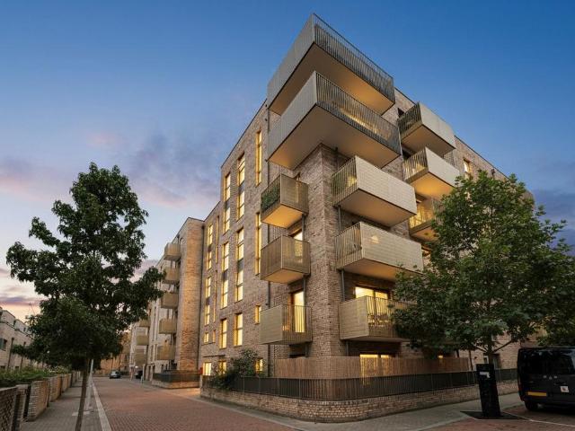 Flat for sale in London Borough of Hounslow, Greater London