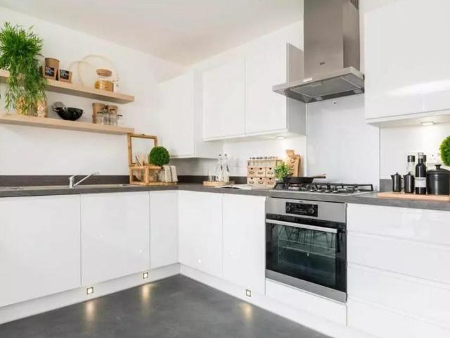 Flat for sale in Spring Park, Luton