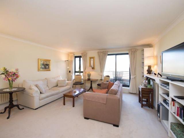 Flat for sale in Kensington, Greater London