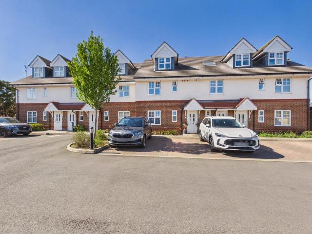 Flat for sale in Littleton Common, Lower Halliford