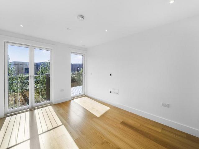 Flat for sale in Myatt's Fields, Greater London