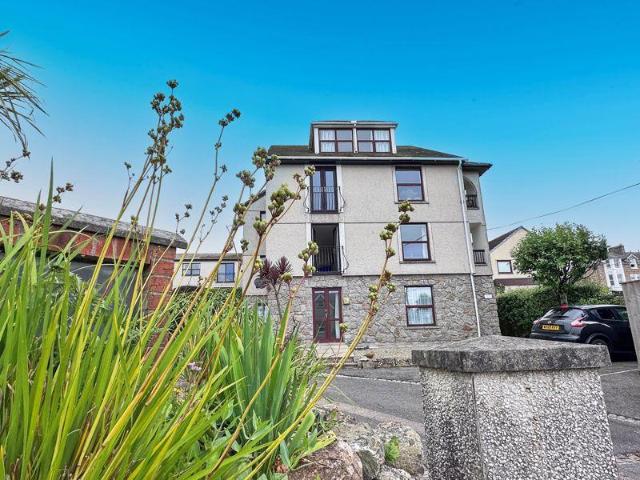 Flat for sale in Penbeagle, Cornwall