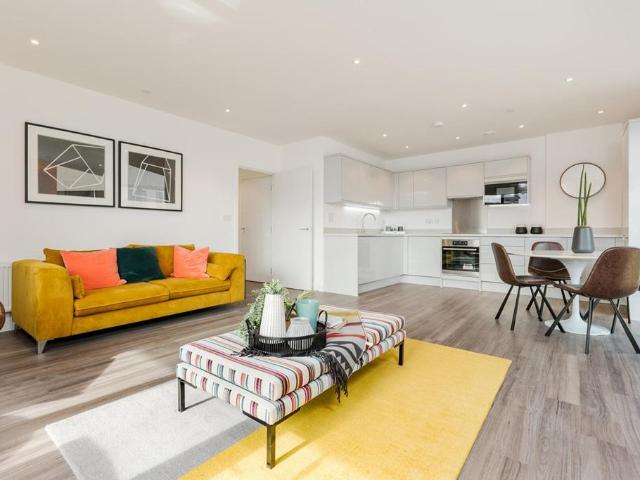 Flat for sale in Horley, Red Hill