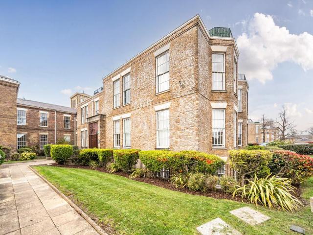 Flat for sale in Friern Barnet, Greater London
