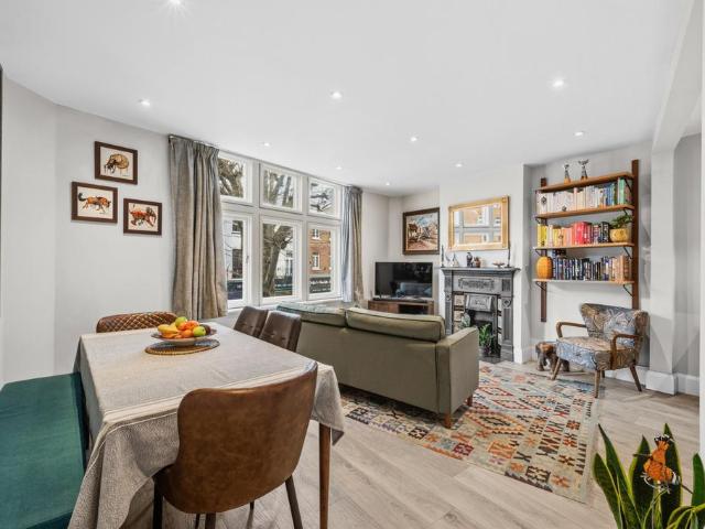 Flat for sale in Seething Wells, Greater London