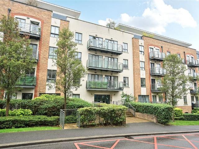 Flat for sale in Roehampton, Greater London