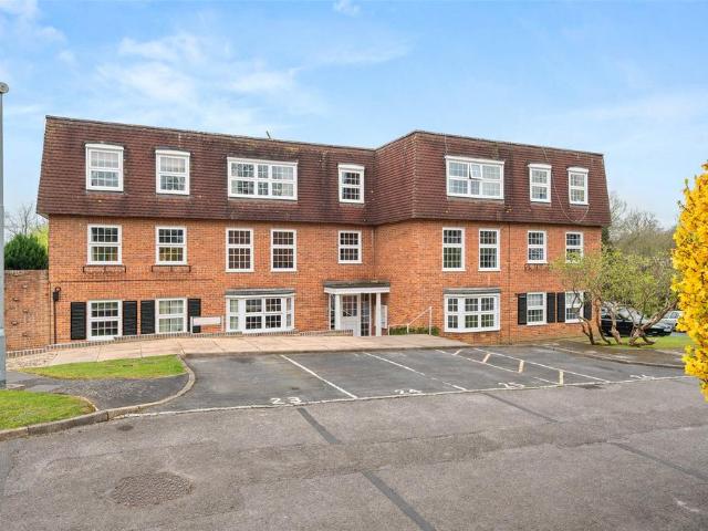 Flat for sale in Emmbrook, Wokingham