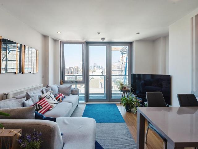 Flat for sale in Limehouse, Greater London