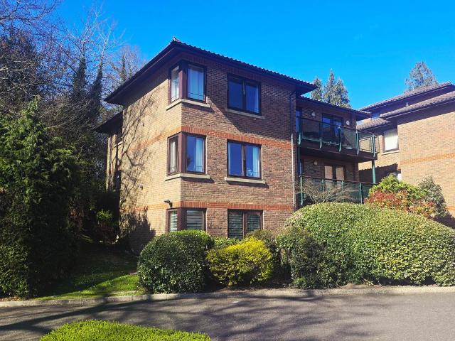 Flat for sale in Caterham Valley, Hillview