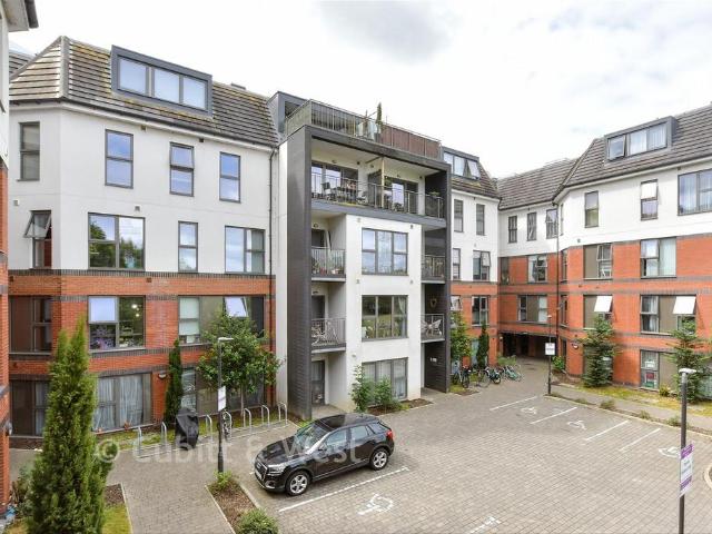 Flat for sale in Hackbridge, Greater London
