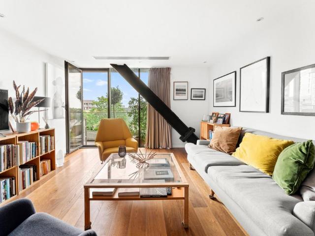 Flat for sale in Clapham Junction, Greater London