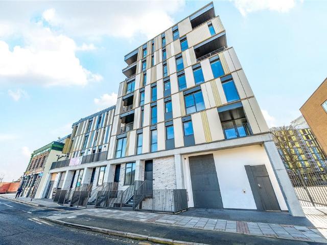 Flat for sale in Maryland, Greater London