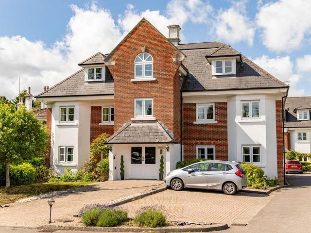 Flat for sale in Perryfields, West Sussex
