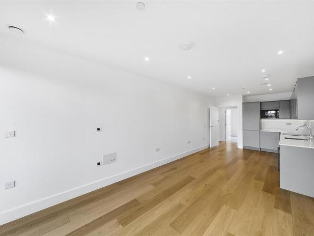 Flat for sale in Oval, Greater London
