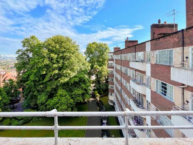 Flat for sale in Crouch End, Greater London