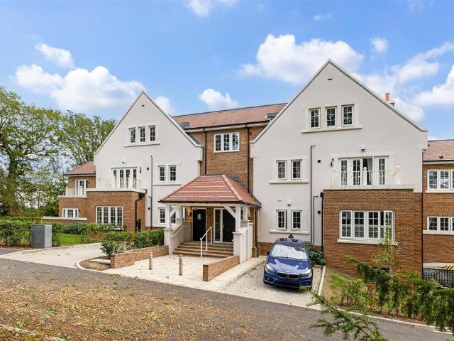 Flat for sale in Oxshott, Elmbridge