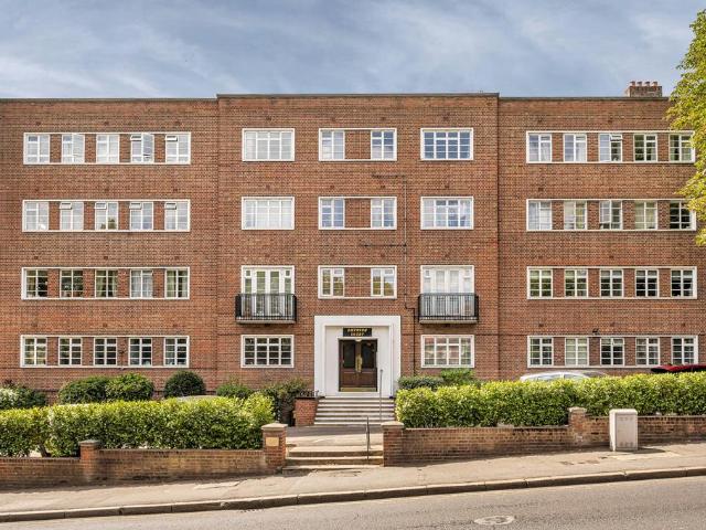 Flat for sale in Wimbledon Village, Greater London