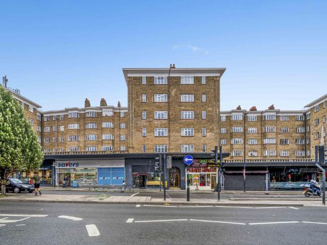 Flat for sale in Streatham, Greater London