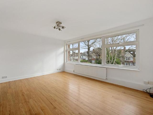 Flat for sale in Harrow Weald, Greater London