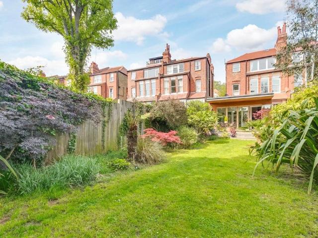 Flat for sale in Shepherd's Hill, Crouch End