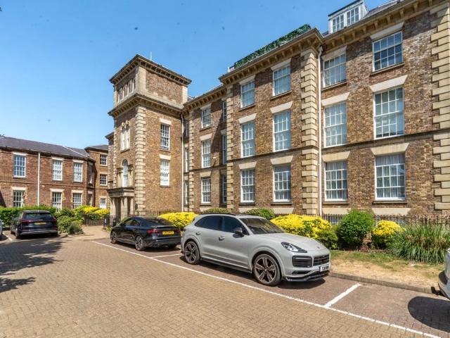Flat for sale in Friern Barnet, Greater London