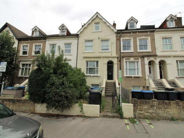 Flat for sale in London Borough of Croydon, Addiscombe