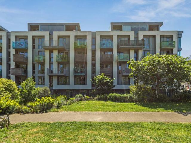 Flat for sale in London Borough of Islington, Greater London