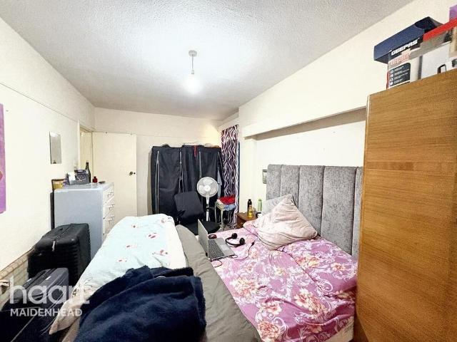 Flat for sale in Bray Wick, Maidenhead
