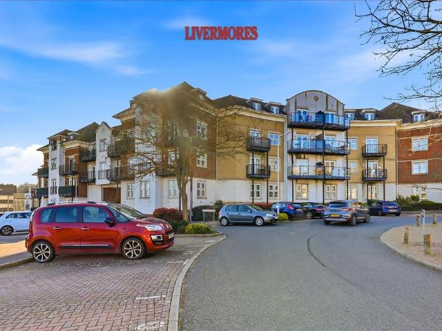 Flat for sale in Monks Orchard, Kent