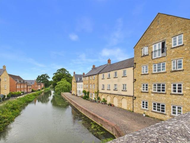 Flat for sale in Selsley, School House