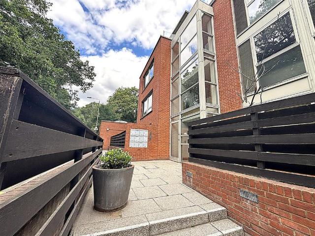 Flat for sale in Elmstead, Greater London