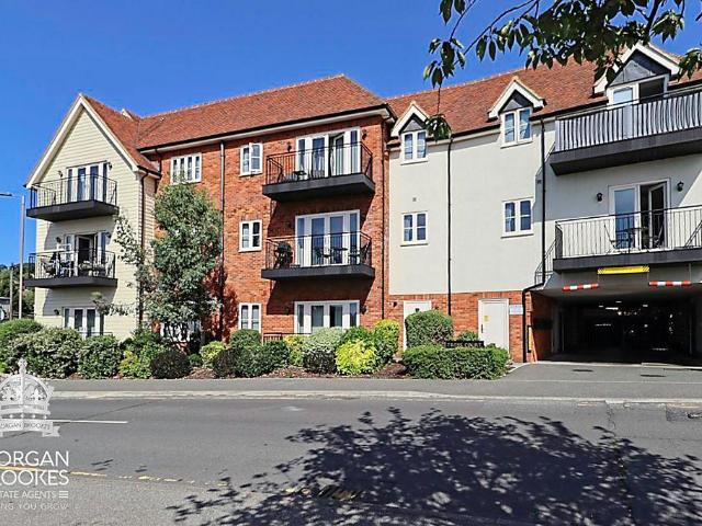 Flat for sale in South Benfleet, Essex